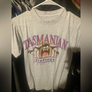 Vintage Looney Tunes Tazmanian devil six flags graphic logo 90s shirt size large